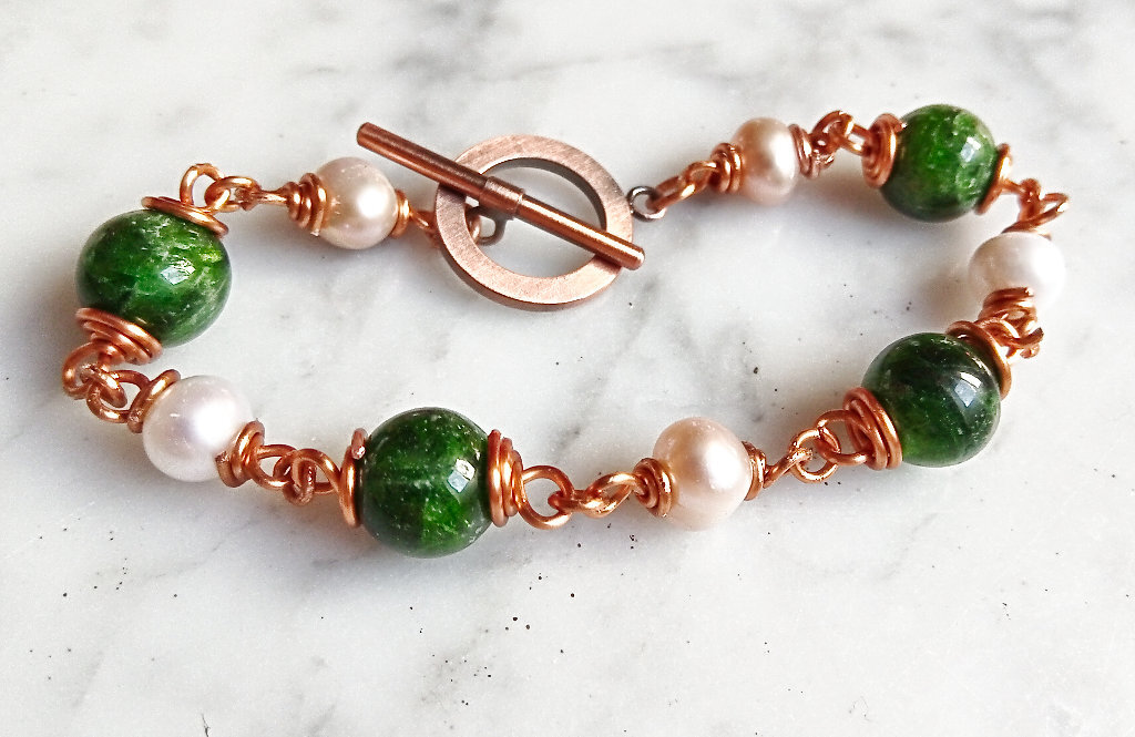 Браслет с белым натуральным жемчугом и хромдиопсидом (якутским изумрудом). Фото из личного архива. 