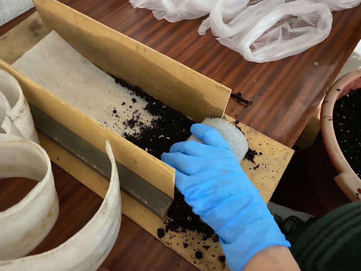 Вот такое приспособление соорудил папа. Но можно и вполне без него обойтись...