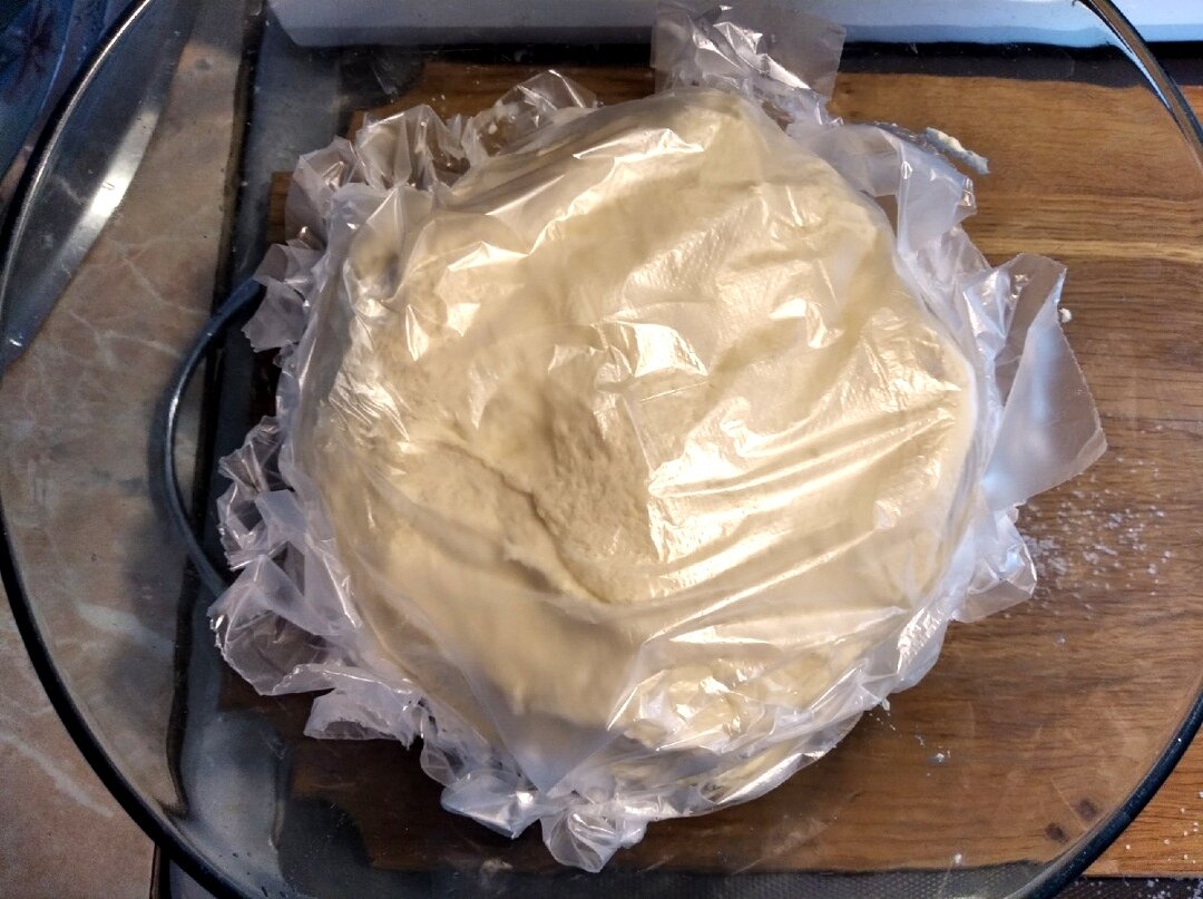 Тесто укрыть и убрать в холод полежать часа на 3-4, хоть на ночь