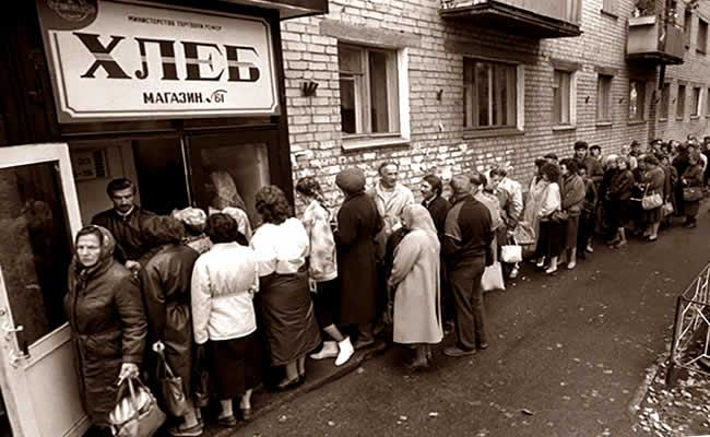 Очередь за хлебом в 1990 в России (фото из открытых источников)