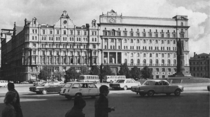 Соединение двух зданий в одно. При этом Малая Лубянка исчезла
