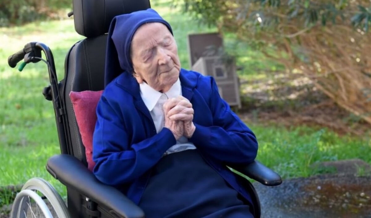 Католическая монахиня сестра Андре (Люсиль Рандон) / YouTube Inside Edition https://www.youtube.com/c/InsideEdition