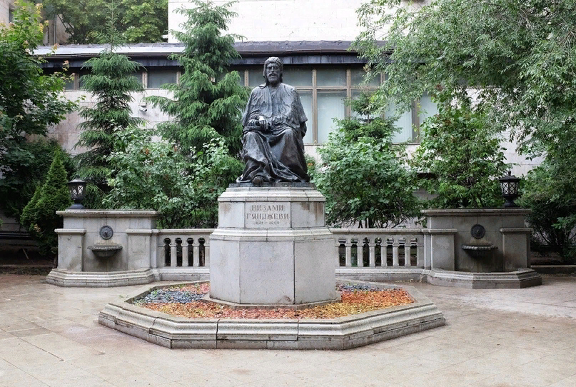 Памятник Низами в Москве