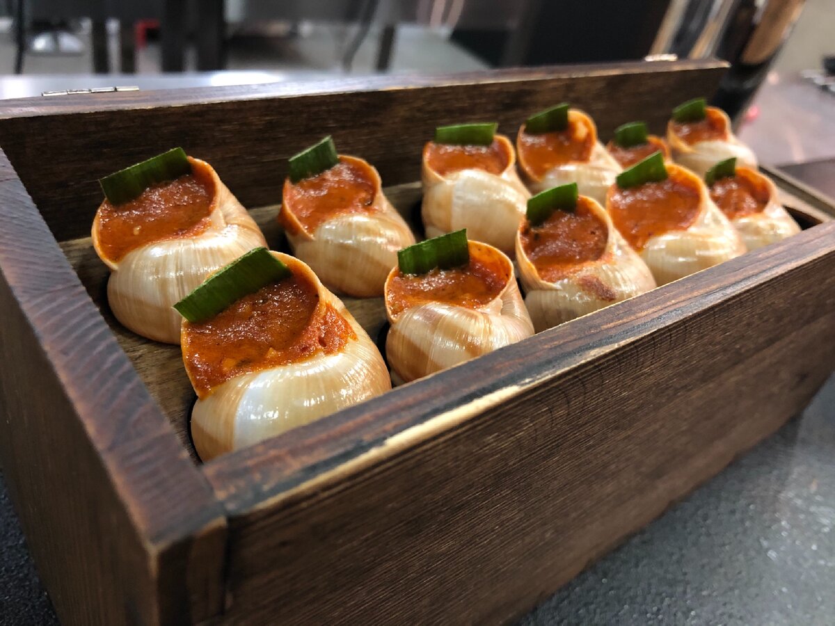 Улитки с томатным маслом.