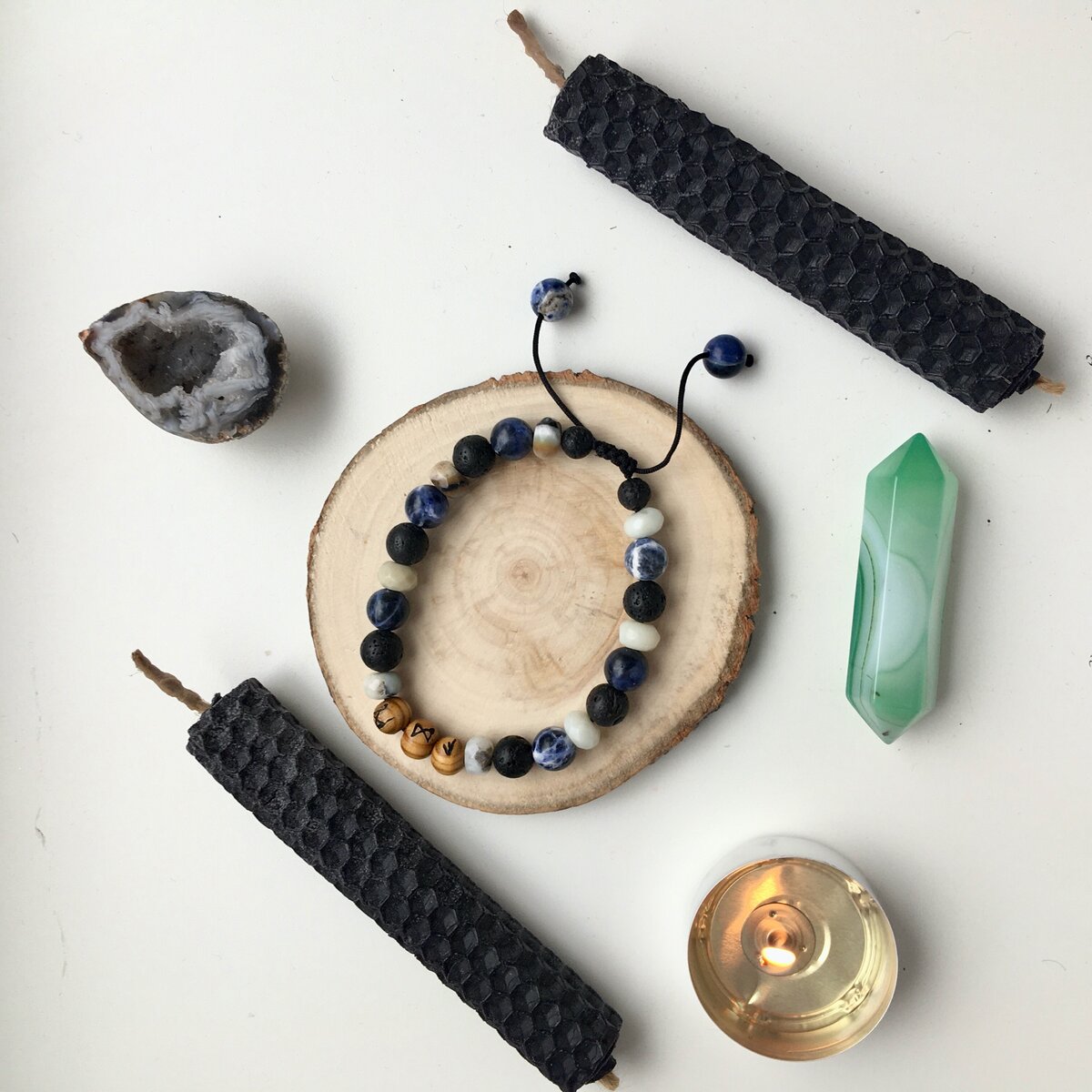 На фото - рунический браслет со ставом для поиска подходящей работы