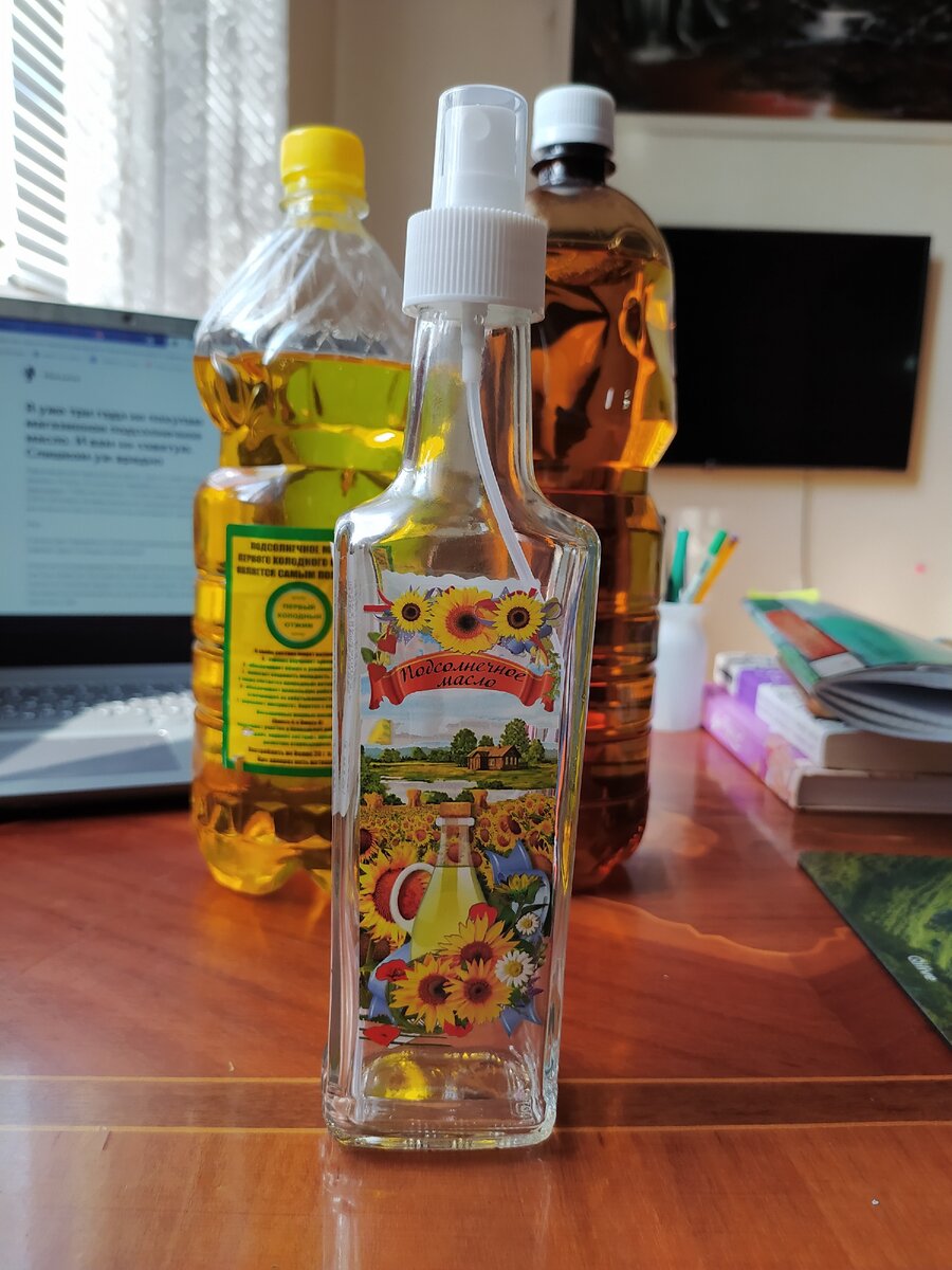 Подарок на 8-ое марта - стеклянная бутылка для масла с дозатором. Удобно и экологично.