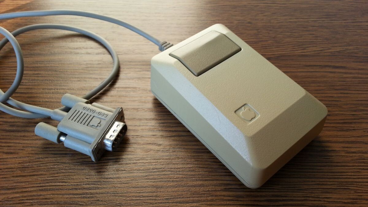  В рекламном ролике говорилось: «Если вы можете указывать на что-то, то можете управлять системой» . Стив Джобс, как и в случае со смартфонами и планшетами, не изобрел мышь, но продуманный маркетинг и удобный дизайн стали причиной ее успеха. В 1985 году для Windows 1.0 свои мыши стала выпускать Microsoft.