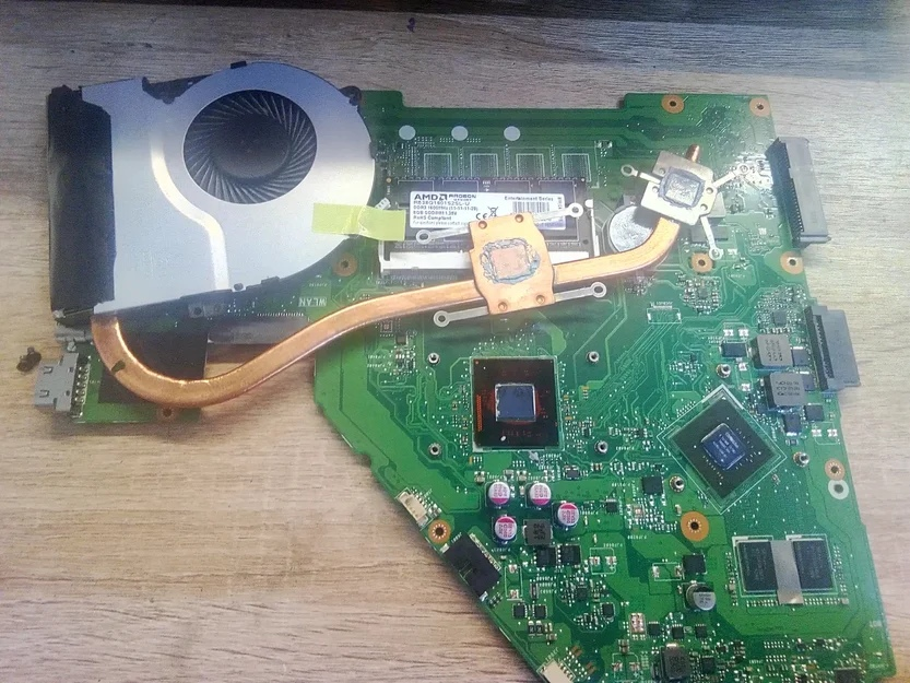 Материнская плата ноутбука и снятая система охлаждения