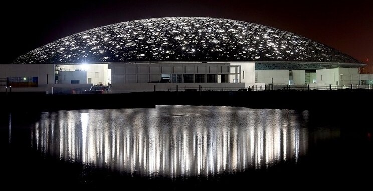 Дождь света - Лувр Абу-Даби ночью