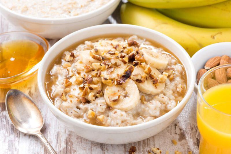 Геркулесовая каша с бананом и орехами
