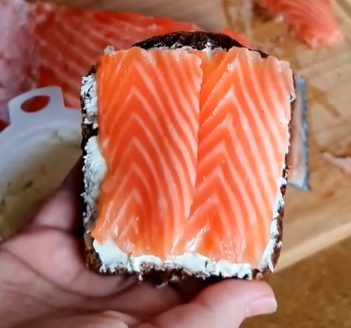 Теперь я не покупаю магазинную рыбу, солю красную рыбу дома, так куда вкуснее и дешевле в 3 раза.