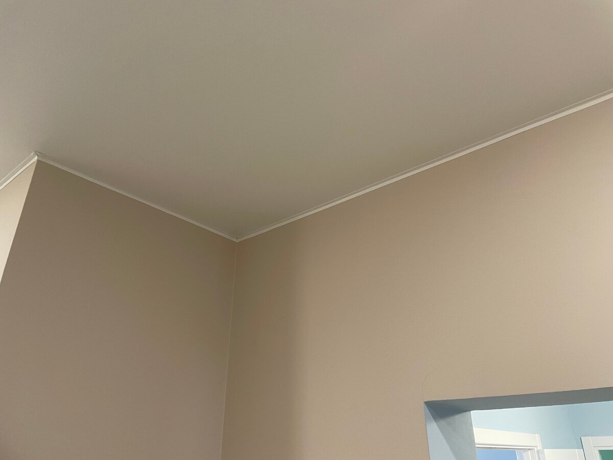 Стык с потолком - обычный потолочный плинтус. Листайте дальше