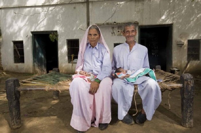 отец, конечно, держит сына