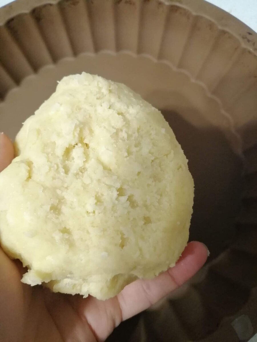 Из теста скатываем шар