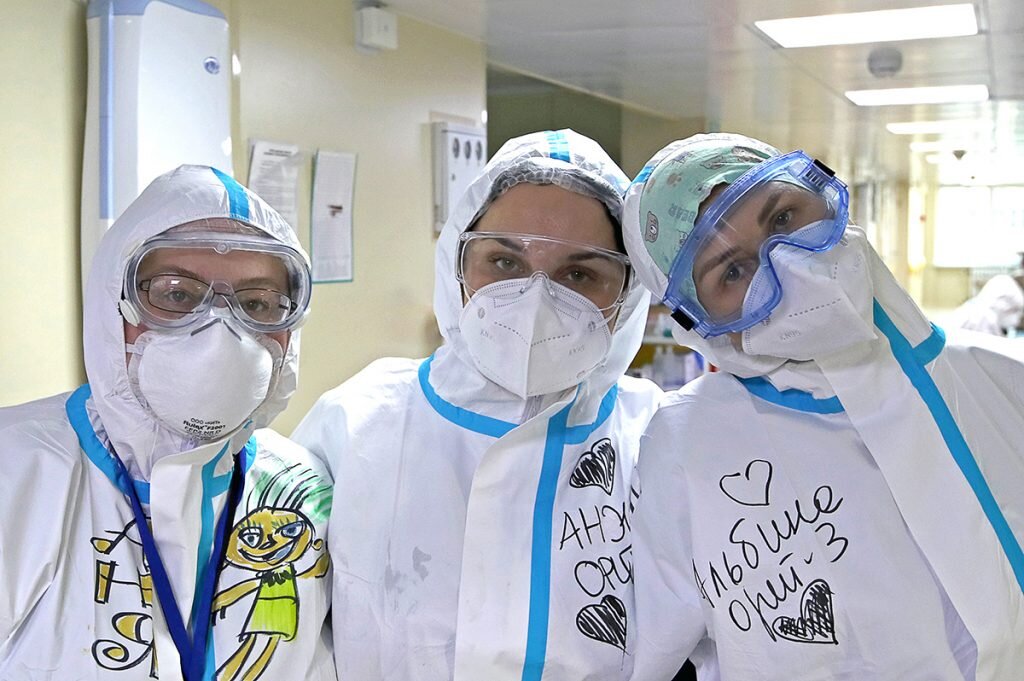 Волонтеры Анна Меньшова, Анжелика Колбая и Альбина Коптева (слева направо) в больнице №52. Фото: Владимир Гердо/ТАСС