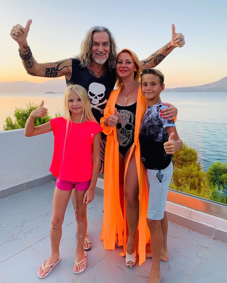 Никита Джигурда с семьей источник фото: instagram.com/instadzhigurda