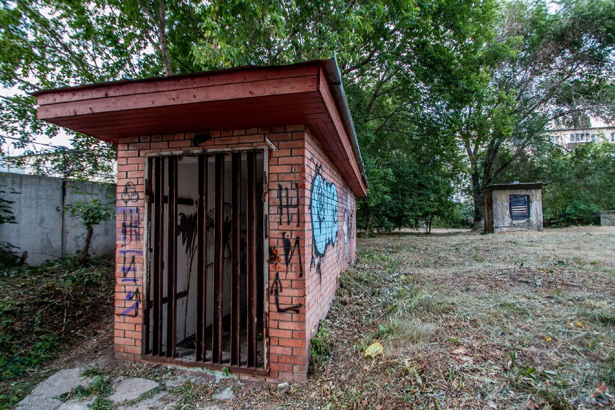 Спуск в бомбоубежище. 