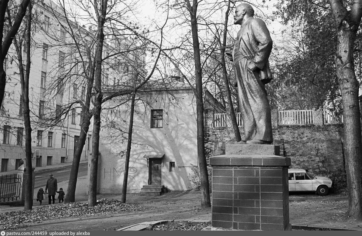 Памятник В. Ленину в саду поликлиники в Б. Спасоглинищевском пер. Памятник убрали в начале 1990-х годов. Фото с сайта pastvu.com