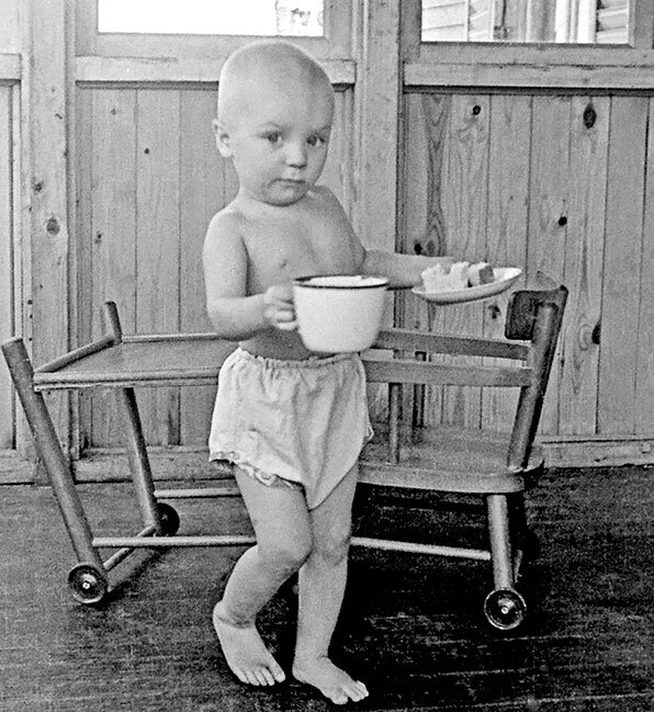 Маленький помощник Алеша Никитин. Фото из книги Никитиных "Мы, наши дети и внуки"