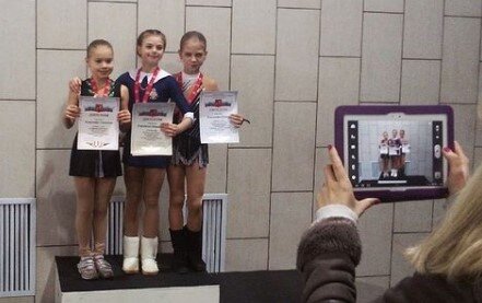 На пьедестале две будущие ученицы Тутберидзе: Анастасия Тараканова и Саша Трусова. 