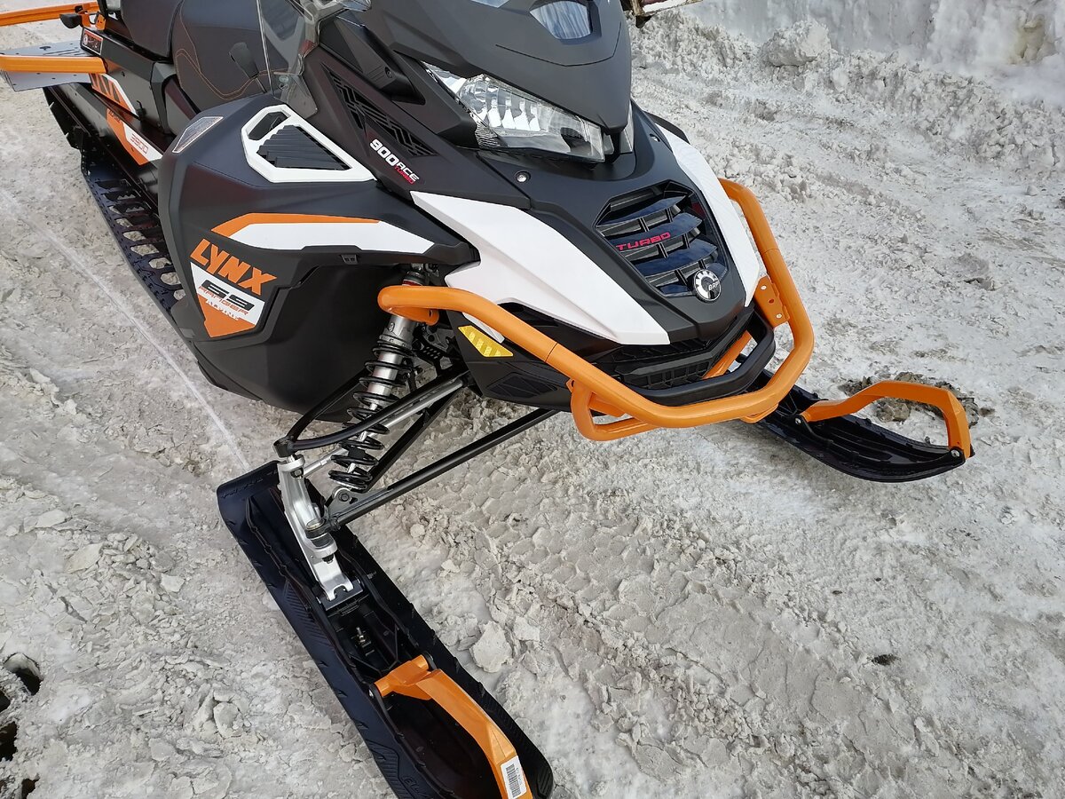 Мощности хватит на два снегохода! Сквозь прорези виден интеркулер. Под ним - радиатор второго контура охлаждения  двигателя.