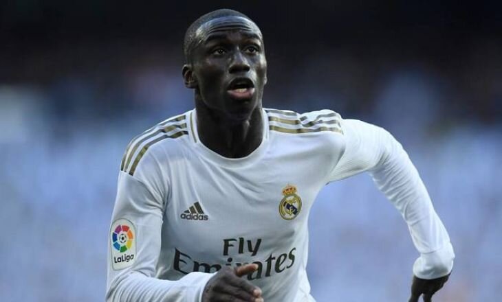 Защитник "Реала" Ферлан Менди  поделился историей из детсятва, когда из-за травмы мог потерять ногу и забыть о футболе.