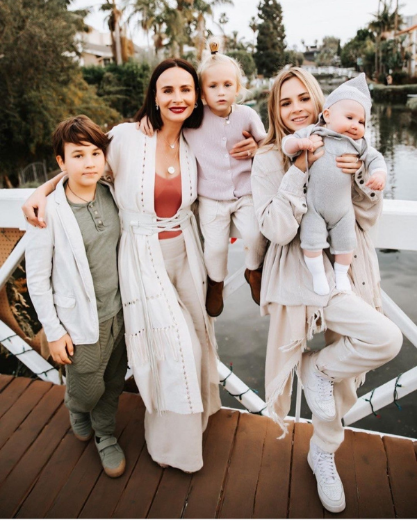 сколько лет солистке группы демо. солистка группы демо саша зверева сейчас. сколько лет солистке группы демо. дмитрий алмазов и саша зверева. сколько лет солистке группы демо.