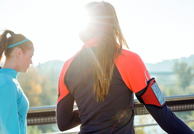 Общий принцип – начать с небольших интервалов бега, чередуя их с такими же по длине интервалами ходьбы, а потом увеличивать их количество. Затем удлинять сегменты бега и сокращать ходьбу. В какой-то момент вы заметите, что делаете два-три длинных беговых сегмента, а идёте между ними совсем немного.
