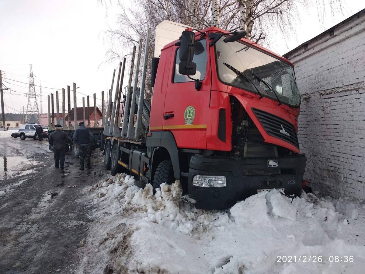 ДТП произошло 26 февраля около 07:50 на улице Набережной, сообщили в УВД Могилевского облисполкома 
27-летний водитель «МАЗа» при повороте направо не справился с управлением, в результате лесовоз занесло. Автомобиль выехал на обочину и врезался в дерево.
