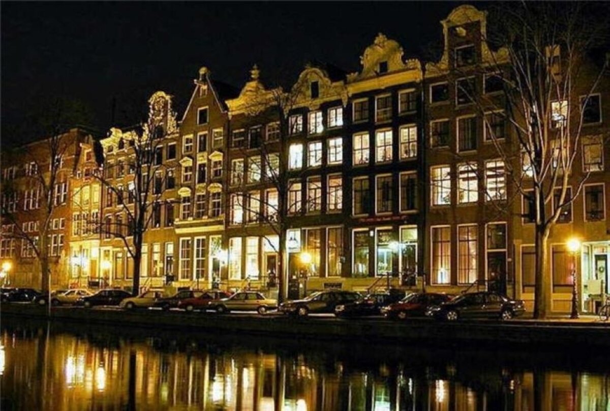 Амстердам. Домики и каналы. пока всё тихо-мирно