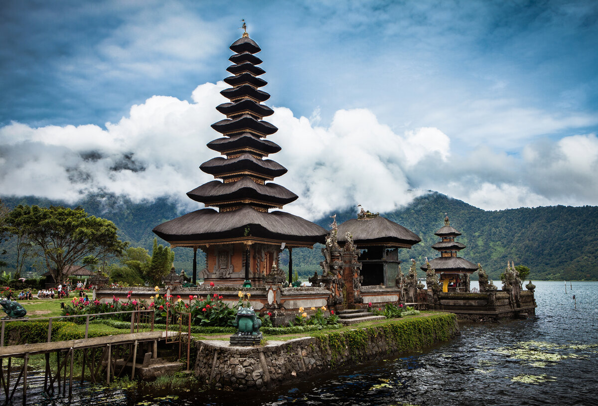 Источник: https://s1.1zoom.ru/big3/162/Indonesia_Temples_Coast_Ulun_Danu_Bali_568080_3920x2660.jpg