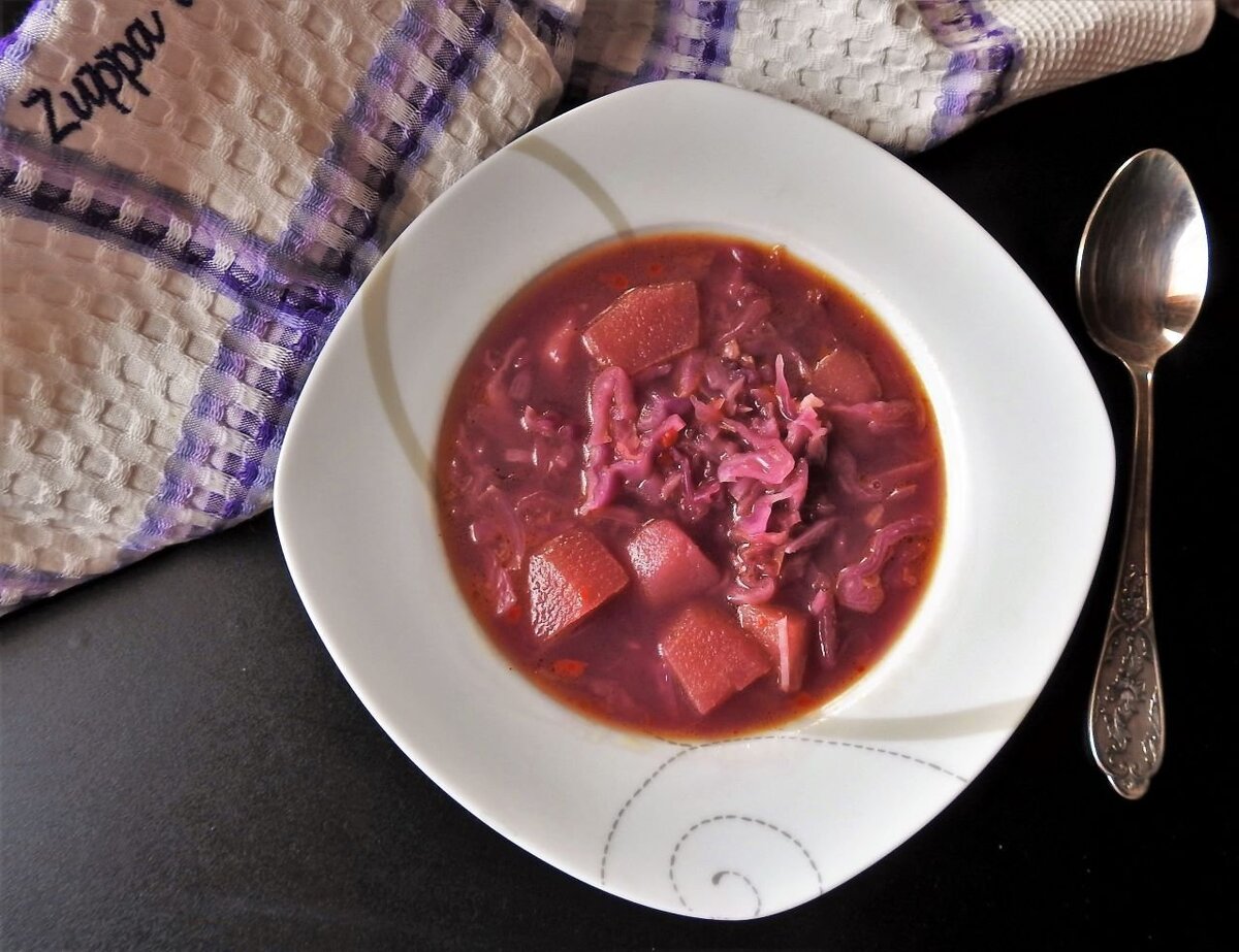 Суп из краснокочанной капусты с копченой курицей