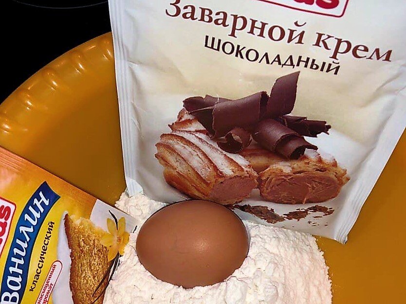 Яйцо, мука обязательно, ванилин и крем по желанию