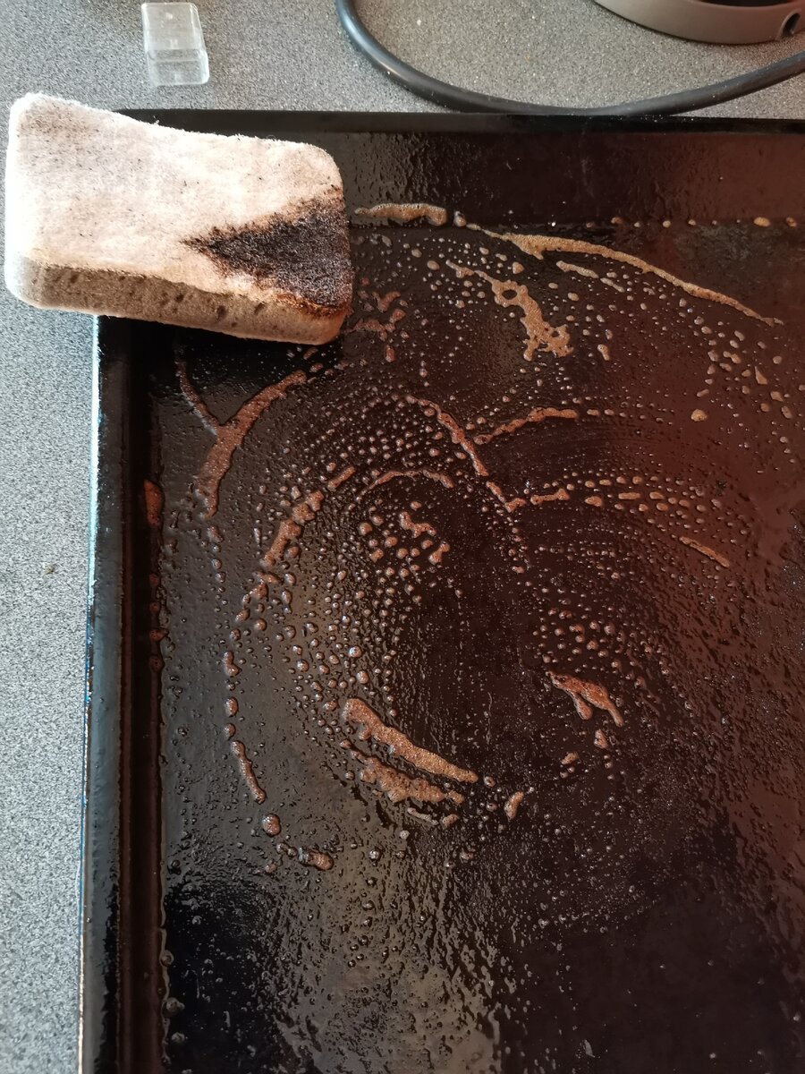 Противень уже после смытых кусков еды. Противни мальчики тоже не моют.