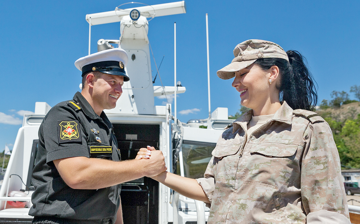 Female crew. Анна Брикез командир катера. Командир катера п-834 ефрейтор Анна Брикез.. Ефрейтор Анна Брикез. Анна Брикез Севастополь.