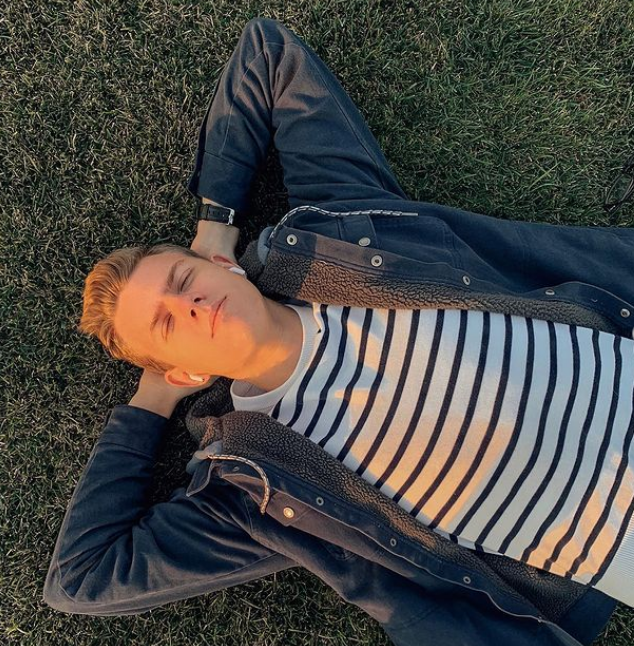 Иногда хочется полежать на газоне и плевать, что трава мокрая