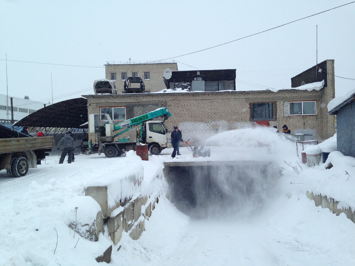 Очищаем площадку от снега >> 