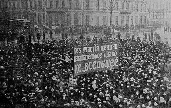 Петроградские работницы во время митинга. Источник: ria.ru