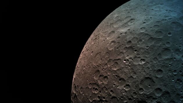 Фотография луны, сделанная космическим кораблем «Береслит» на орбите. 