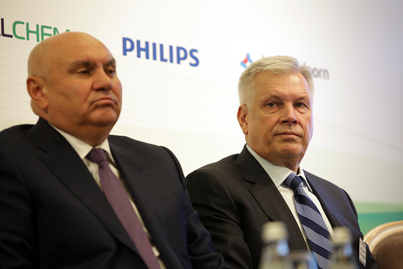 Сергей Данкверт (на фото справа), и зам. министра С/Хозяйства Хатуов, который не смог ответить на вопрос: "Чем отличается сахарная свекла от кормовой".. Фото fsvps.gov.ru..