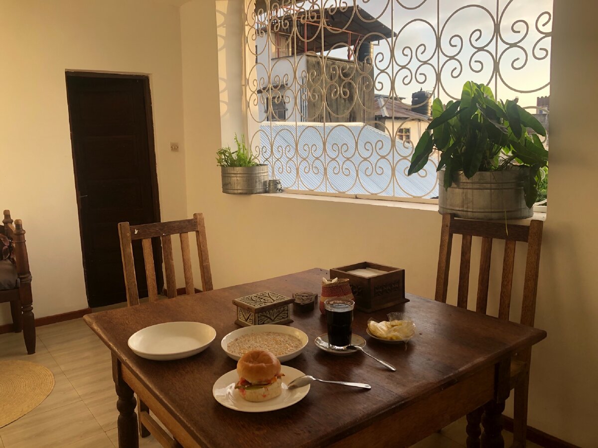 Завтрак, моя питерская овсянка, местная выпечка и кофе ☕️ 