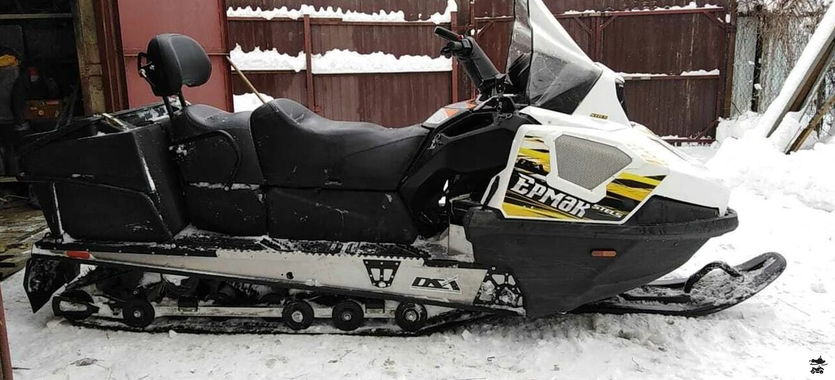 Два места, огромный рундук и широкие подножки. Охотники и рыбаки оценят. Источник фото - https://auto.ru/snowmobile/used/sale/stels/ermak_600/3665634-c7252814/?geo_id=213