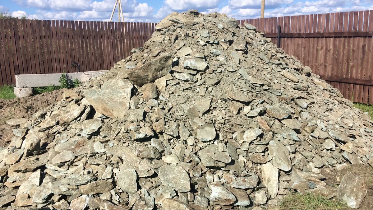 По этому фото можно понять, что у нас на участке именно такой грунт)