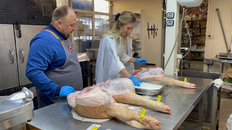 Процесс засолки Хамона.