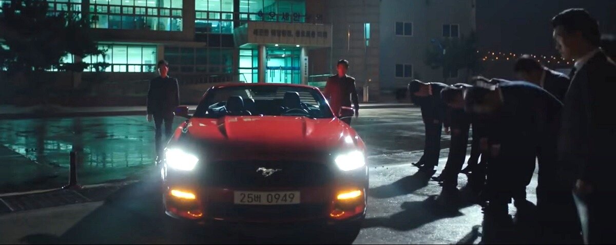 У русской мафии из Владивостока, с которой ведёт бизнес корейская мафия в этом фильме, пока лишь есть традиция "бить в чело", но не "челом". 