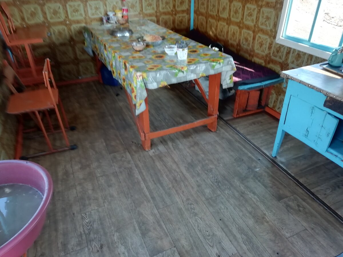 Внутри вагончика