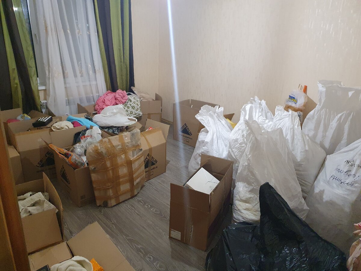 такой хаос был по приезду в нашем кабинете, сейчас все вещи разобраны, аж не верится