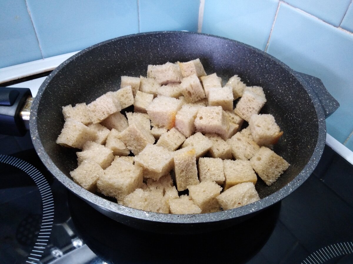 Хлеб "состарится" сам по себе, нужно лишь изредка его перемешивать.