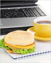 Многие Водолеи, особенно мужчины, считают, что чрезмерное внимание к еде – это показатель изнеженности и слабости. Сам Водолей может целый день питаться бутербродами или даже забыть поесть, если занят чем-то интересным. От окружающих он ожидает такой же самоотдачи и погружения в дело. Водолей обычно удивляется, когда окружающие прерывают важную и интересную работу, чтобы приготовить и съесть вкусное блюдо. Непонятны Водолею и те, кто тратит на еду большую часть зарплаты, посещает дорогие рестораны и проводит отпуск в отелях, где всё включено. Водолею вполне достаточно чувствовать себя сытым и здоровым, его интересы лежат в других плоскостях.