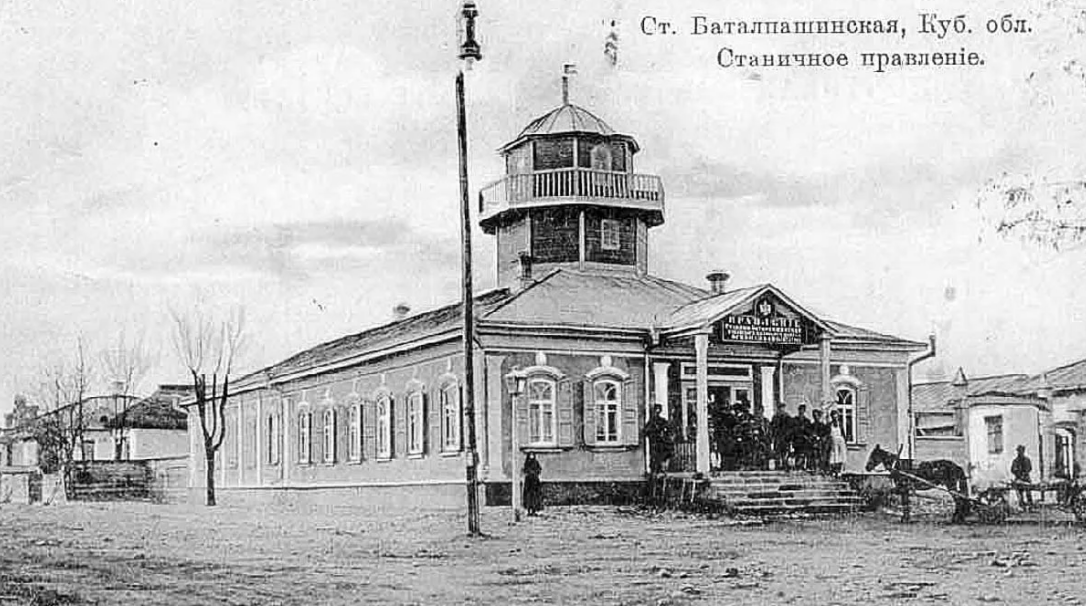 Как и многие другие города Кавказа, Черкесск планировался как укрепление оборонительной линии. Изначально на этой территории находился редут Пашинский.